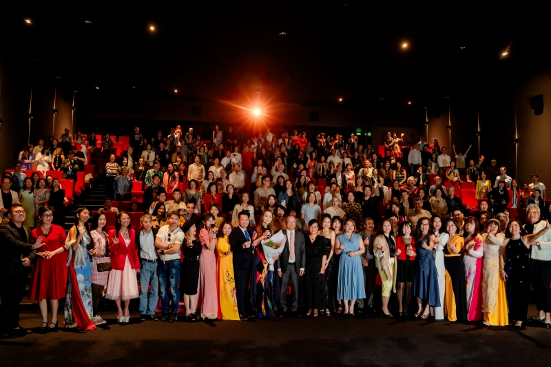 Hơn 300 khán giả đến kín rạp trong ngày ra mắt phim “Đóa hoa mong manh” tại Pháp