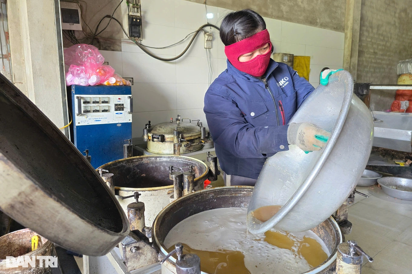 Người dân đổ xô đi ép dầu lạc vì lo ngại dầu ăn “bẩn”