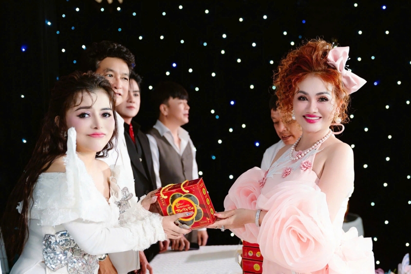 Nữ hoàng doanh nhân Tuyết Mai tài trợ đồng hành tại sự kiện họp báo Liveshow 3 Hồng Quyên