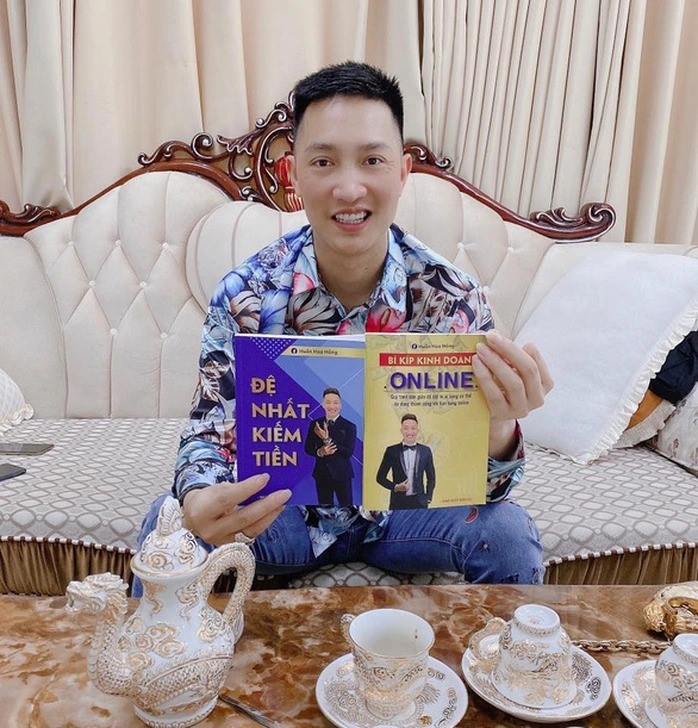 Huấn Hoa Hồng là ai mà khiến mạng xã hội xôn xao?