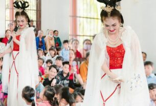 Hoa hậu Tuyết Mai trao quà và hóa thân Hằng Nga xinh đẹp nhân dịp Trung Thu tại chùa Long Thành