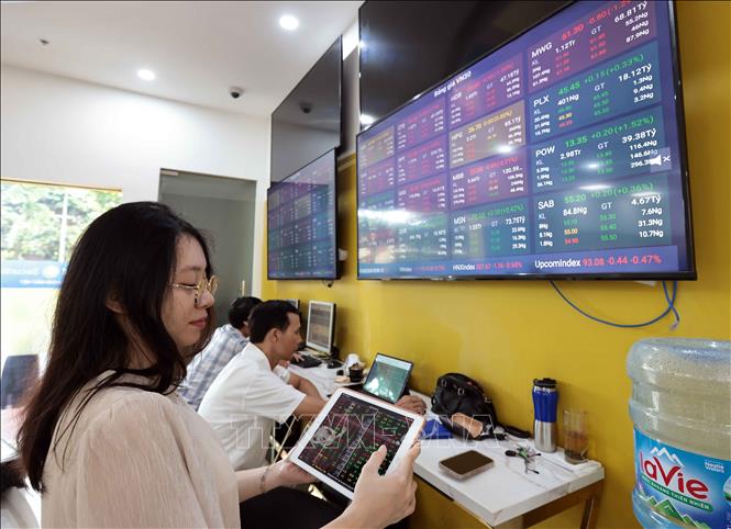 Chứng khoán sáng 17/10: VN-Index giảm hơn 13 điểm