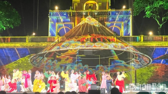 Bạn bè quốc tế khám phá văn hóa Việt tại “Ngôi nhà chung”