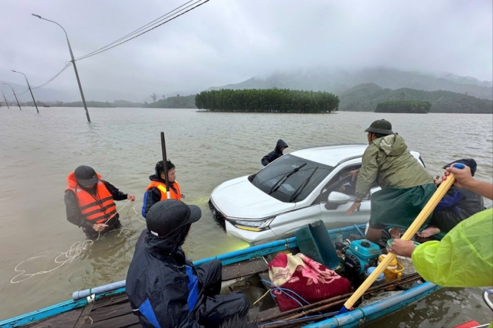 Phớt lờ cảnh báo băng qua đoạn đường ngập, 2 người đi ô tô bị lũ cuốn