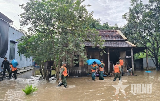 Lực lượng vũ trang tỉnh Đắk Lắk khẩn trương giúp dân vùng ngập lụt